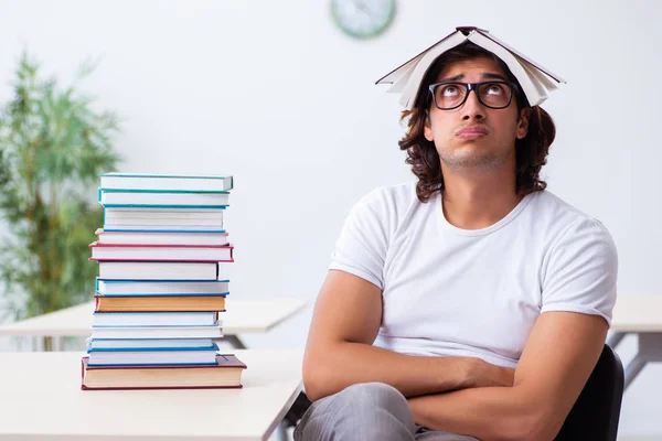 Joven estudiante masculino sentado en el aula —  Fotos de Stock