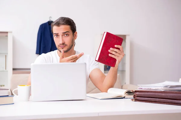 Joven estudiante masculino preparándose para los exámenes en casa —  Fotos de Stock