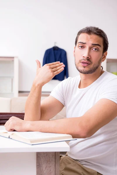 Joven estudiante masculino preparándose para los exámenes en casa — Foto de Stock