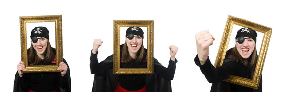 Femme pirate en manteau noir tenant cadre photo isolé sur whit — Photo
