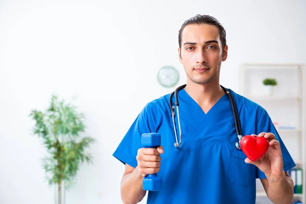 Joven médico en el deporte y el concepto de dieta —  Fotos de Stock