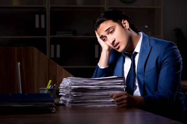 Mladý muž zaměstnanec pracovní noc v kanceláři — Stock fotografie