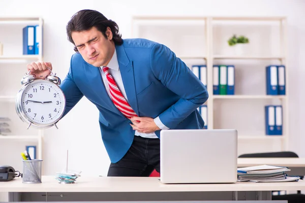 Молодий працівник чоловічої статі страждає в офісі — стокове фото