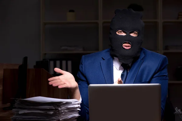 Male employee stealing information in the office night time — Stock Photo, Image