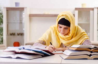 Sınavlara hazırlanan tesettürlü kız öğrenci