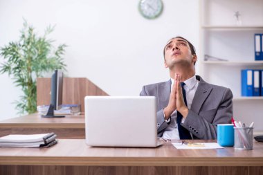 Ofisteki mutsuz erkek işadamı.