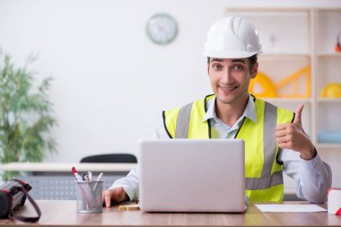 Ofiste çalışan genç erkek mimar.