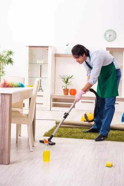 Jonge zakenman maakt het huis schoon — Stockfoto