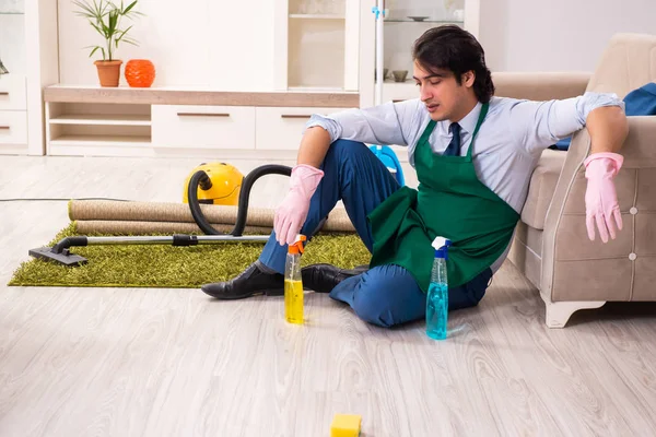 Νεαρός επιχειρηματίας καθαρίζει το σπίτι — Φωτογραφία Αρχείου