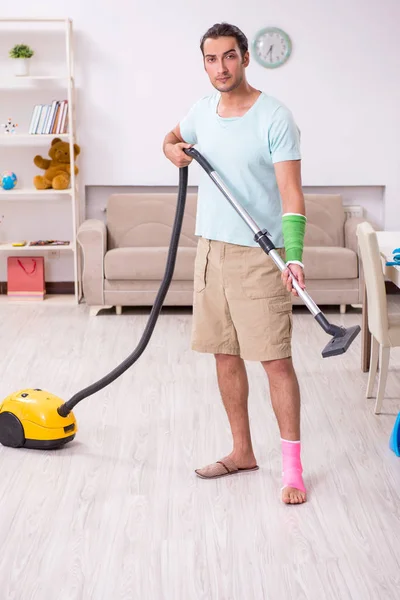 Junger Verletzter beim Putzen im Haus — Stockfoto