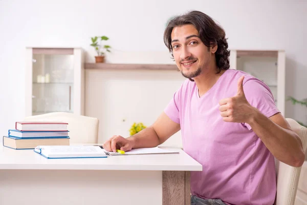 Joven estudiante masculino preparándose para los exámenes en casa —  Fotos de Stock