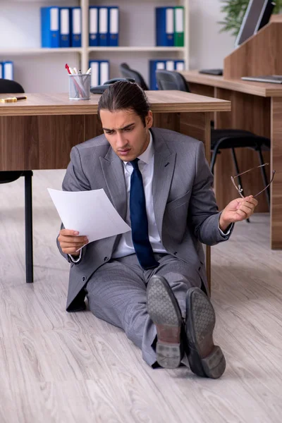 Unglücklicher männlicher Geschäftsmann im Büro — Stockfoto