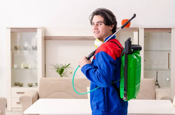 Joven contratista haciendo control de plagas en casa —  Fotos de Stock