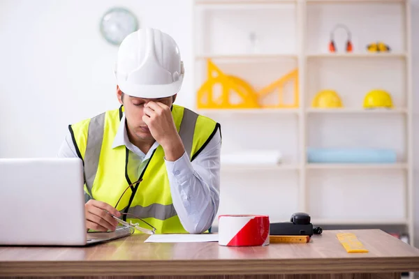 Junger männlicher Architekt arbeitet im Büro — Stockfoto