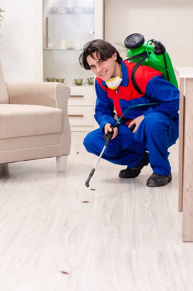 Joven contratista haciendo control de plagas en casa — Foto de Stock