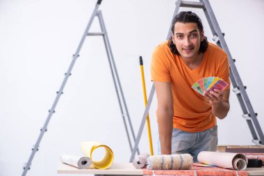 Genç adam müteahhit evde yenileme yapıyor