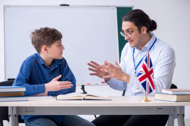 Erkek İngilizce öğretmeni ve çocuk sınıfta.