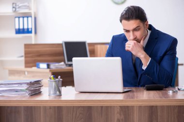 Ofiste çalışan genç bir iş adamı.