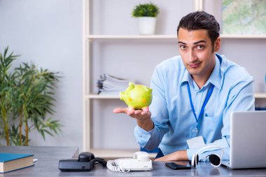 Ofiste çalışan genç bir seyahat acentesi.