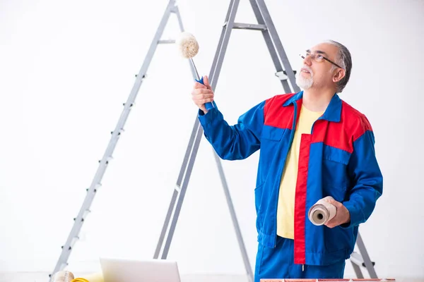 Antiguo contratista haciendo renovación en casa — Foto de Stock