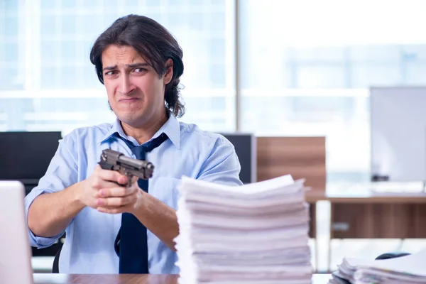 Junge Angestellte unzufrieden mit exzessiver Arbeit — Stockfoto