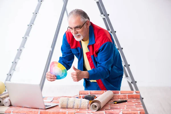 Old contractor doing renovation at home — Stock Photo, Image