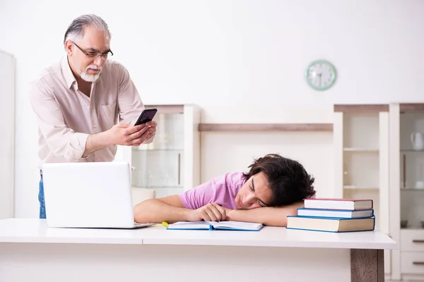Ο γέρος πατέρας βοηθάει το γιο του στην προετοιμασία των εξετάσεων. — Φωτογραφία Αρχείου