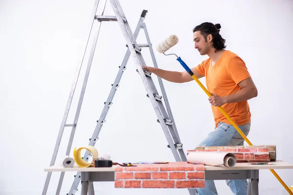 Joven contratista haciendo renovación en casa —  Fotos de Stock