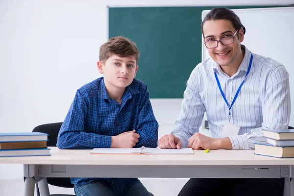 Jonge mannelijke leraar en jongen in de klas — Stockfoto