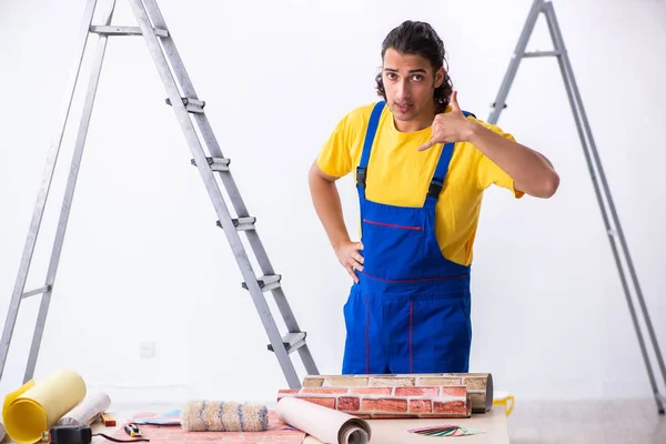 Young man contractor doing renovation at home — Stock Photo, Image