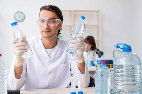 Dos químicos trabajando en el laboratorio — Foto de Stock