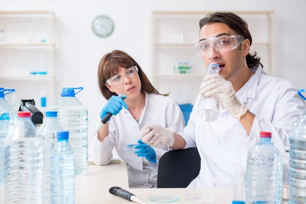 Zwei Chemiker im Labor — Stockfoto