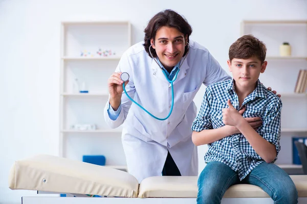 Mannelijke arts onderzoekt jongen door stethoscoop — Stockfoto