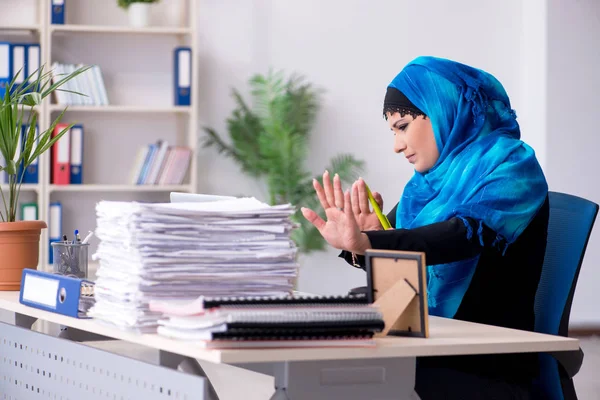 Vrouwelijke werknemer in hijab op kantoor — Stockfoto