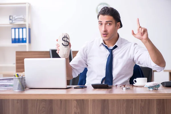 Joven hombre de negocios que trabaja en la oficina — Foto de Stock