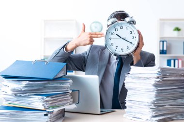 Ağır evrak işleriyle uğraşan bir iş adamı