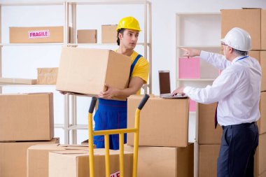 Profesyonel nakliyeciler evde yer değiştiriyor.