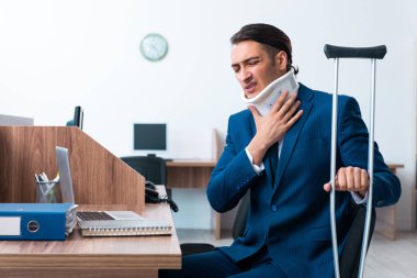 Ofiste geçirdiği kazadan sonra genç çalışan
