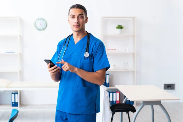 Junger Arzt arbeitet in der Klinik — Stockfoto