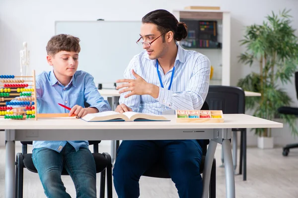 Padre joven ayudando a su hijo a prepararse para el examen —  Fotos de Stock