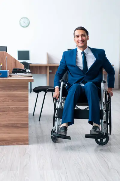 Ung manlig anställd i rullstol — Stockfoto