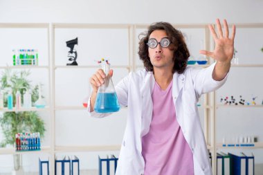 Laboratuvarda çalışan komik erkek kimyager.