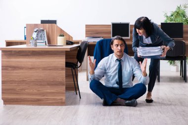 Ofiste yoga egzersizleri yapan erkek çalışan