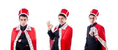 Kralcılık oynayan iş adamı beyazda izole edilmiş.