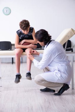 Erkek amerikalı futbolcu genç doktor traumatologis ziyaret