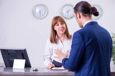 Otel resepsiyonundaki genç işadamı