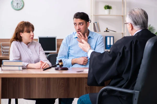 Jong echtpaar in het gerechtsgebouw in echtscheidingsconcept — Stockfoto