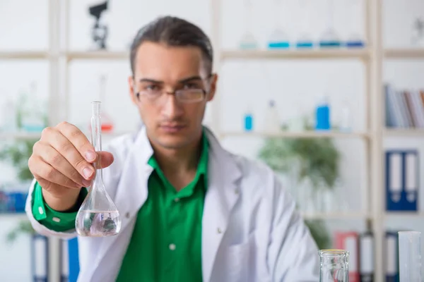 Joven profesor de química en el laboratorio — Foto de Stock