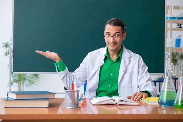 Учитель химика перед школьной доской — стоковое фото