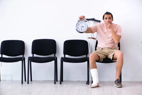 Joven herido esperando su turno en la sala del hospital — Foto de Stock